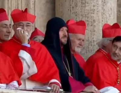 MajoZZ - Assain Creed na balkonie:

#papiez #konklawe