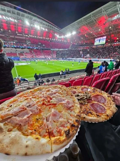 Piotrek7231 - #mecz #jedzenie #stadionowejedzenie #bundesliga 
Pizza z szynką lub sal...