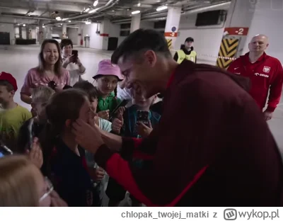 chlopaktwojejmatki - Robciu: podchodzi do dziewczynki, która płacze i ją pociesza
W t...