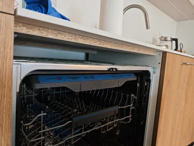 -o_o- - Czy stolarz nie powinien tego drewna jakoś zabezpieczyć, żeby para po auto ot...