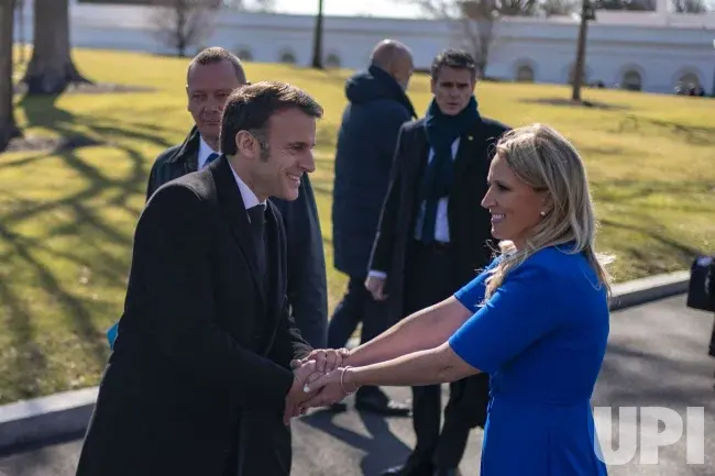 janbrz - @Shoujiki na równi z Macronem. Ta sama pani witała prezydenta Francji w luty...