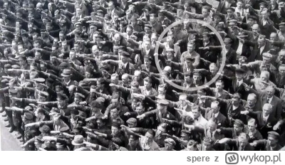 spere - 1936 rok, August Landmesser - niemiecki robotnik stoczniowy.  Kiedy  w 1935 r...