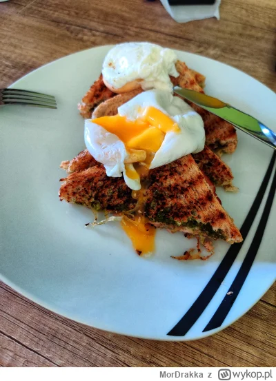 MorDrakka - Tym razem na śniadanie tosty z pesto i karmelizowaną cebulką oraz jajeczk...