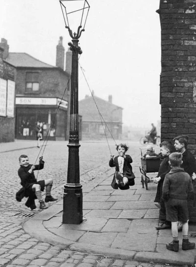 smooker - #starezdjecia #fotografia #historia 
Children playing in a Manchester Stree...