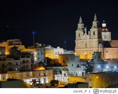 Jarek_P - Jestem właśnie na Malcie i intrygują mnie niebieskie lampy na kilkumetrowyc...