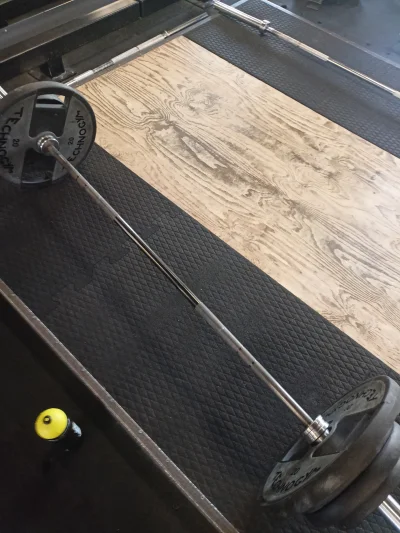 przegro_pisarz - Okropny jest ten podest. Dziurawy i drzazgi wychodzą. #silownia #mik...