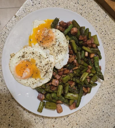 levzor - smażone szparagi z boczkiem i jajkiem sadzonym

#gotujzwykopem