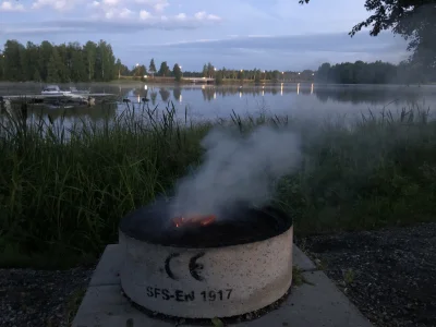 ChlopoRobotnik2137 - Chłop jechał se droga w tle i patrzy a tam łódki i trawa fajnie ...