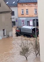 calban - #powodz 
Pytanie do ekspertów, dlaczego nie używamy elektrycznych samochodów...