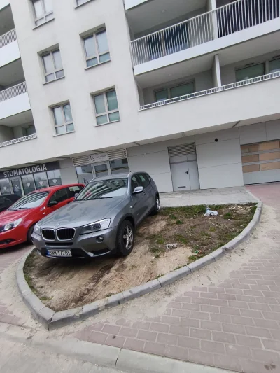 czlowiek_czlowiekowski - @mareksa666: tu była trawa, dzień w dzień stoi te same auto....