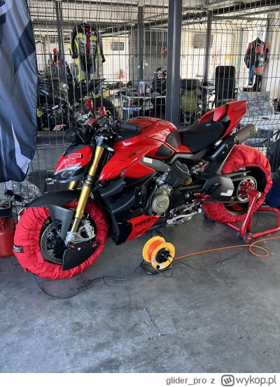 glider_pro - Na torze kurła,  a gdzie 


#motocykle