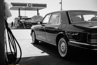 Monochrome_Man - Niespodziewane spotkanie z Rolls-Roycem na jakieś małej stacji paliw...
