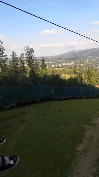 wezsepigulke - Jakiś psiarz wsadził #pies na wyciąg, sam z dwoma innymi psami jechał ...