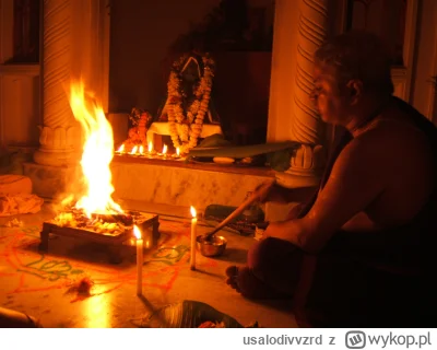 usalodivvzrd - Na zdjęciu widać starszego kapłana kasty lekarskiej, palącego papiery ...