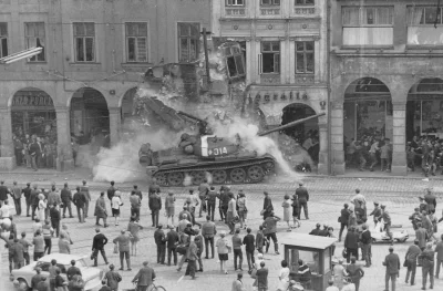 wfyokyga - Jak ktoś chętny na zdjęcia z inwazji na Czechosłowację w 1968, to sprawdźc...