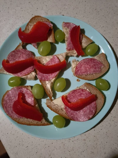 Berkel_88 - Kolacja do oceny.
#jedzenie #kolacja #kanapki #gotowanietomojapasja