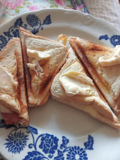 Anonim5 - #przegryw chuop nie ma nic na obiad to zrobił sobie tosty z majonezem #jedz...