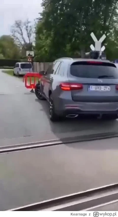 Kearnage - #trzecieoko 
Artykuł https://www.drive.com.au/news/video-train-destroys-me...