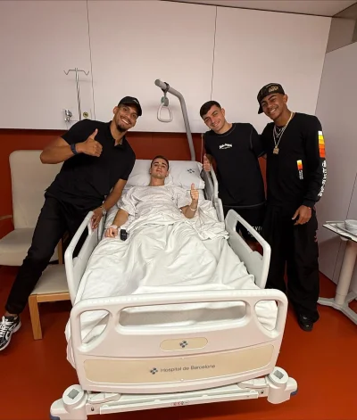 G.....j - Pedri,Yamal, oraz Araujo odwiedzili w szpitalu Gaviego który dochodzi do si...