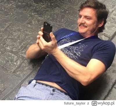 future_taylor - Tadeusz Duda leżący gdzieś w bagnach  i przegladający  zawalone memam...