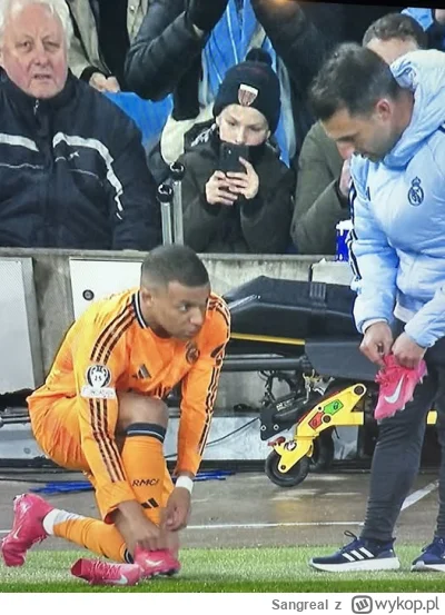 Sangreal - - Ale sprawdź, czy masz miejsce na palce. 
- No chyba mam.
- Weź się w nic...