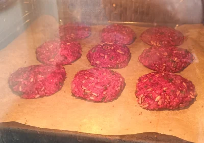 dzieju41 - Hamburgery już w piekarniku
SPOILER
#gotujzwykopem  #hamburger 
A bułeczki...