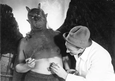 podsloncemszatana - Zdjęcie z planu „Fausta” (1926), a na nim reżyser F.W. Murnau w t...