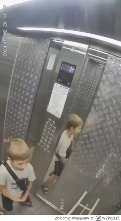 ZnajomyTwojejZony - W Krasnodarze mały chłopak obsikał konsolę w windzie i doprowadzi...