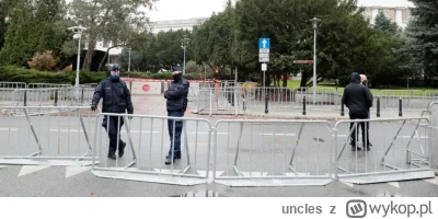 uncles - Wróciły barierki xD

Ej, ale mieliśmy być wszyscy mili i uśmiechnięci, a tu ...