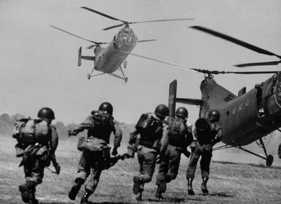 Corvus_Frugilagus - Żołnierze ARVN biegnący do helikoptera H-21.

#corvusfrugilagusco...