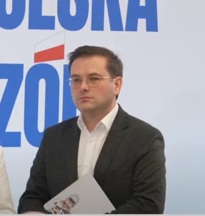 michas116 - #polityka 
Dziennikarz TV Trwam z naklejką na laptopie xD