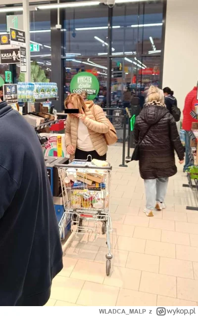 WLADCA_MALP - Kolejka do kas samoobsługowych, część ludzi trzyma małe zakupy w rękach...
