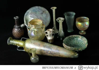 IMPERIUMROMANUM - Wyjątkowy rzymski zestaw szklanych naczyń

Rzymski zestaw szklanych...