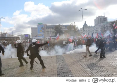 wojtas_mks - Marsz w obronie Konstytucji i przeciwko drożyźnie w którym idą ludzie kt...