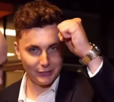 damilele - On wygląda jak typowa ciocia z trwałą na głowie xD #famemma