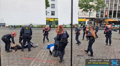CrokusYounghand - trochę offtopic, ale zobaczcie na fryzury tych policjantek z #niemc...