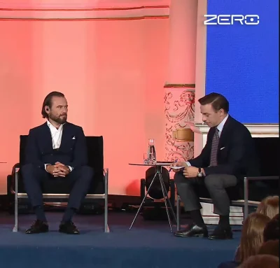 PabLittoFB - #kanalzero 
Bosak dziś:
- obniżył głos 
- przyniosła rekwizyt.... notesi...