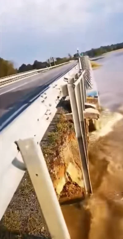 Vizav - W miejscowości Skorogoszcz podmywa DK94 ( za mostem na nysie kłodzkiej) droge...