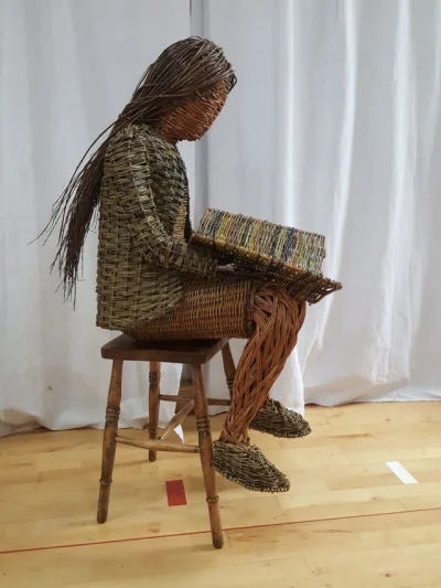 GARN - #sztuka #art #rzezba autor: Anna Turnbull | Young girl reading a book | willow
