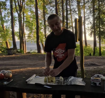 baxxterwinc - Czy ten człowiek coś innego konsumuje oprócz parówek, konserw i ziemnia...