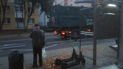 Wiskoler_double - #szczecin #oknonaprzystanek 
Parkujących hulajnogi gdziekolwiek kar...