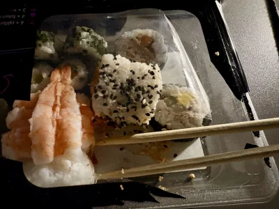 Kulfonix - Chuop sie uczy jeść patykami i ogląda The Walking Dead na Netflixie, śmiec...