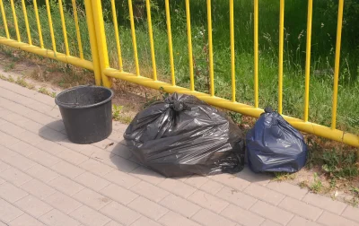 Juliusz-Banioski - Kolejne śmieci wyniesione. Wpierw zostało posprzątane boisko, któr...