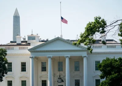 Normalny_Wykopek - Flaga na białym domu została opuszczona do połowy (!)
#trump