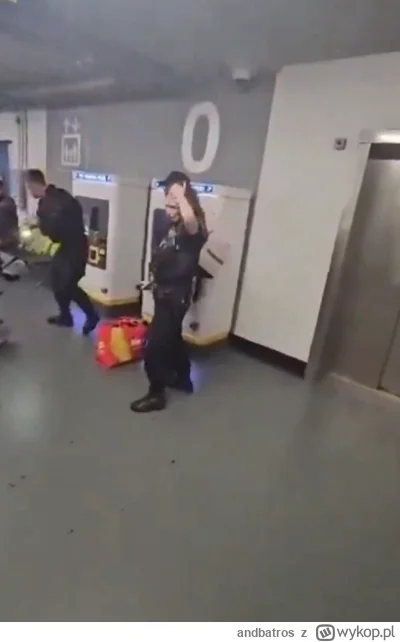 andbatros - Aresztowanie muslimów na lotnisku w Manchesterze. Facet policjant pacyfik...