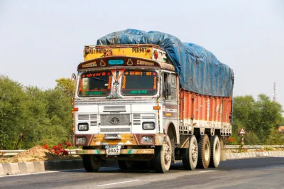 Lardor - @agdybytak  @czterypalcewnatalce to jest indyjska ciężarówka, one mają kabin...