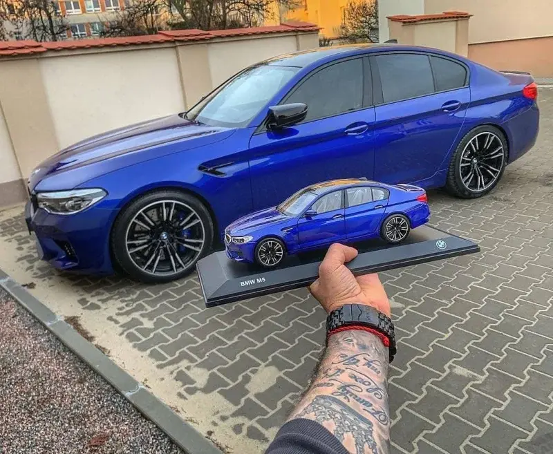 chalwaklb - Mirki, kupiłem M5 i dostałem od dealera taki fajny model na półkę, skonfi...