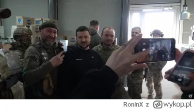 RoninX - Prezydent Ukrainy wraca z Bahmutu, gdzie wręczał medale. Wjeżdża na stację b...
