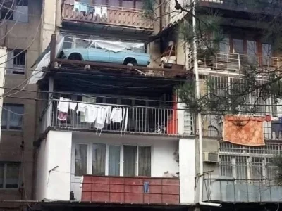 Lardor - W Tbilisi, w jednym ze starych domów, przez 27 lat stał na balkonie samochód...