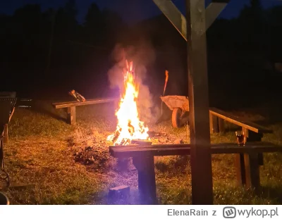 ElenaRain - Byłam se na ognisku (｡◕‿‿◕｡) tu nikt nie siedzi przy ogniu bo jemy pieczo...
